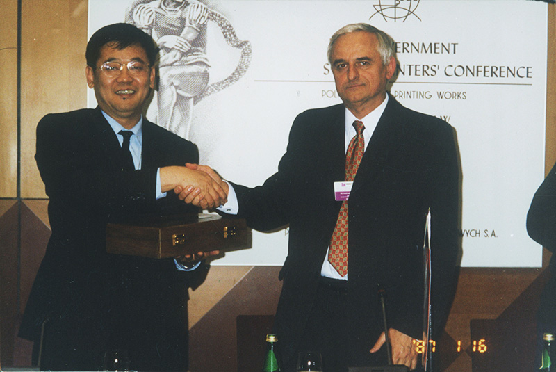 2004年波兰第10届政府间邮票印制者大会主席和第11届大会主席进行权力交接