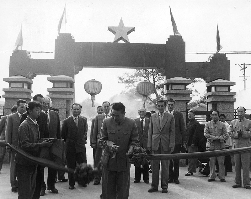 1959年原邮电部部长朱学范为北京邮票厂剪彩