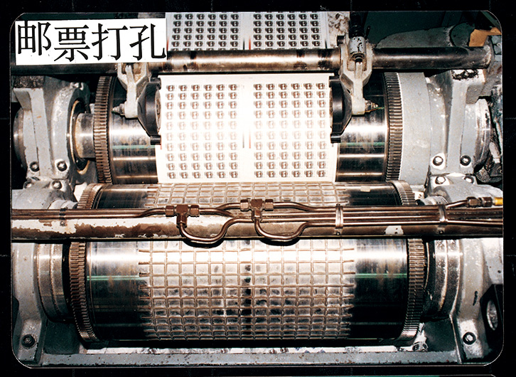 80年代工作场景-邮票打孔