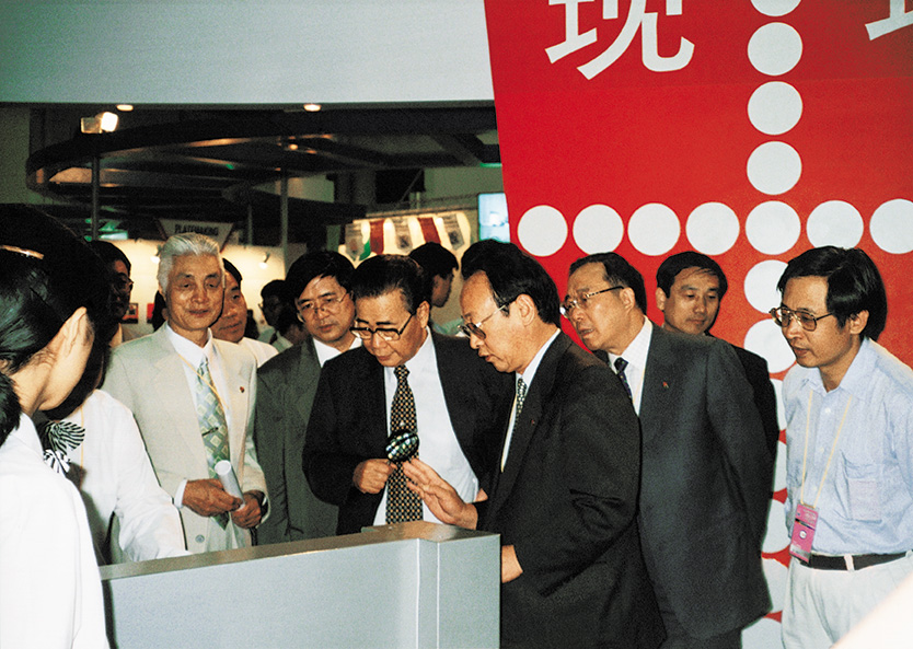 1999年8月29日，中共中央政治局常委、全国人大常委会委员长李鹏视察北京世界邮展邮票印制局展台。