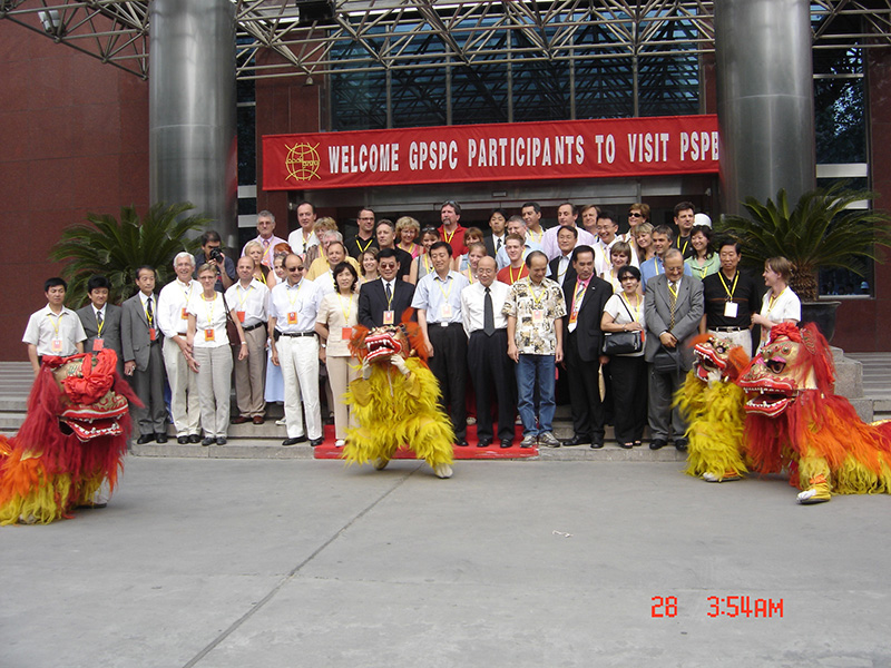 2006年邮票印制局承办第11届政府间邮票印制者大会期间，各国参会成员到邮票印制局参观。