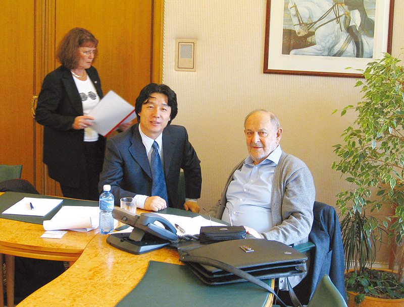 2008年3月，邮票印制局副总设计师王虎鸣赴洛桑就奥运会邮票事宜与国际奥委会官员会谈。